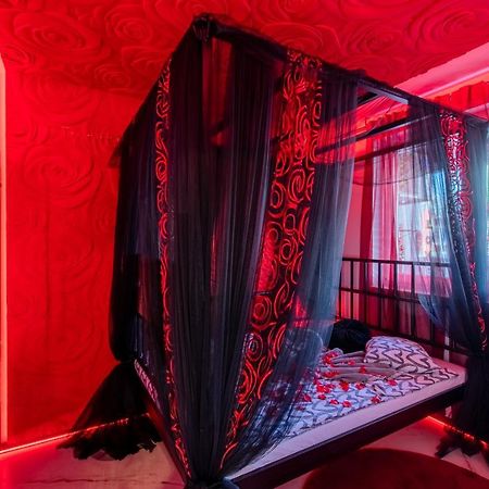 Love Nest: Luxurious Red Room with Jacuzzi & EV Charger Zagreb Exterior photo