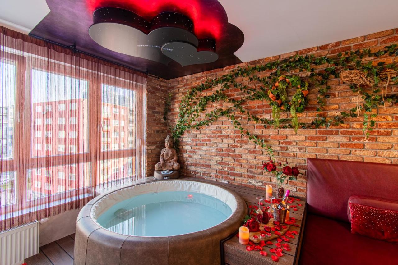 Love Nest: Luxurious Red Room with Jacuzzi & EV Charger Zagreb Exterior photo
