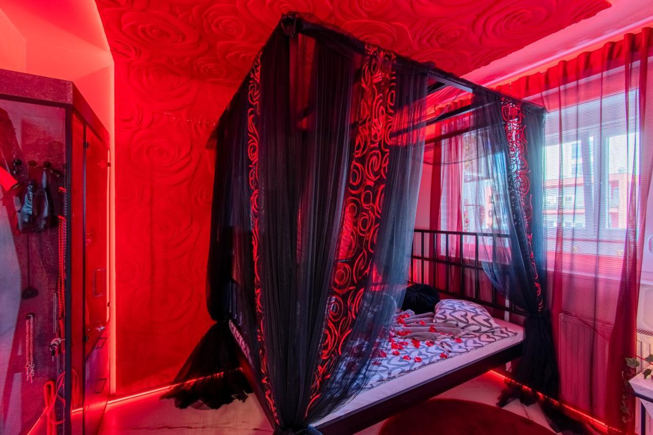 Love Nest: Luxurious Red Room with Jacuzzi & EV Charger Zagreb Exterior photo
