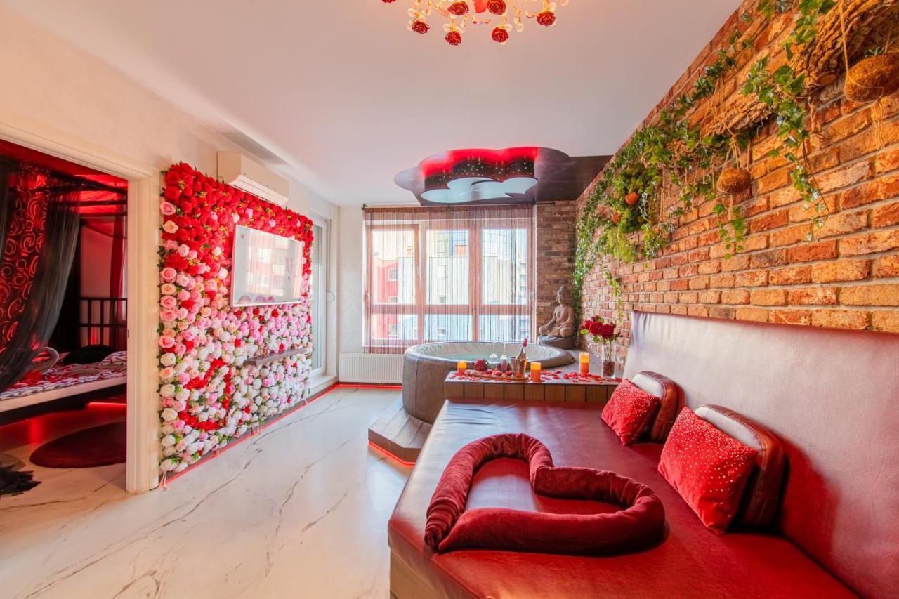 Love Nest: Luxurious Red Room with Jacuzzi & EV Charger Zagreb Exterior photo