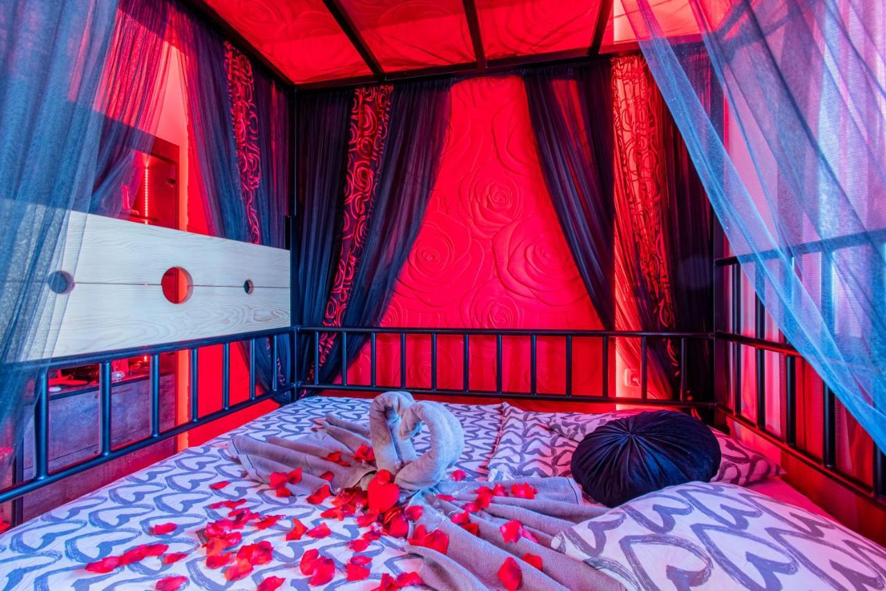 Love Nest: Luxurious Red Room with Jacuzzi & EV Charger Zagreb Exterior photo