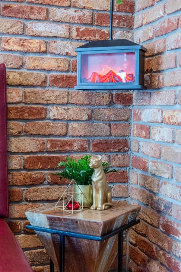 Love Nest: Luxurious Red Room with Jacuzzi & EV Charger Zagreb Exterior photo