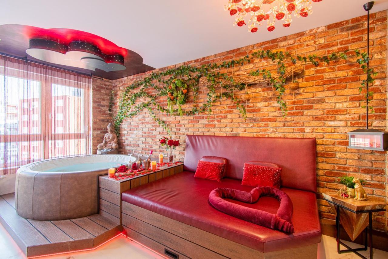 Love Nest: Luxurious Red Room with Jacuzzi & EV Charger Zagreb Exterior photo