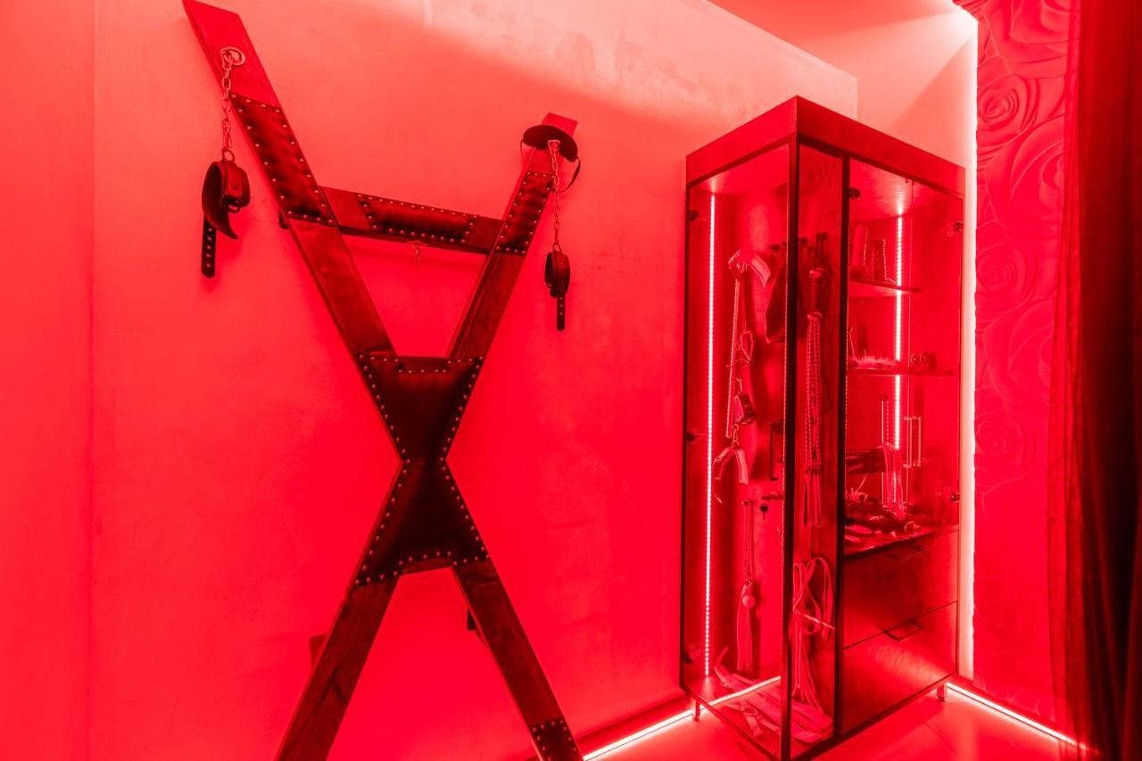 Love Nest: Luxurious Red Room with Jacuzzi & EV Charger Zagreb Exterior photo