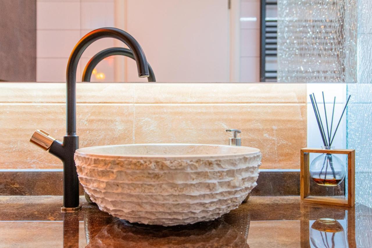 Love Nest: Luxurious Red Room with Jacuzzi & EV Charger Zagreb Exterior photo
