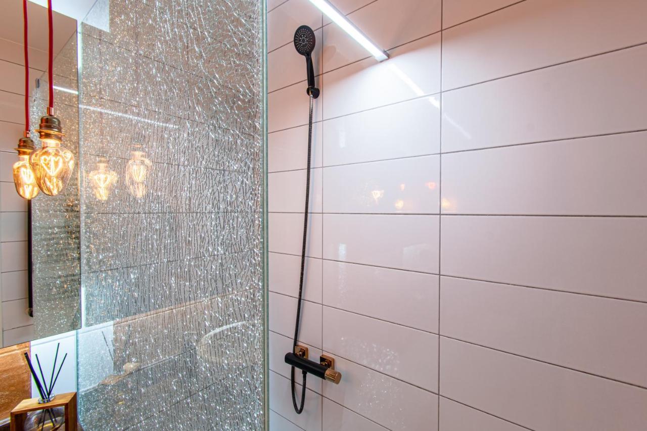 Love Nest: Luxurious Red Room with Jacuzzi & EV Charger Zagreb Exterior photo