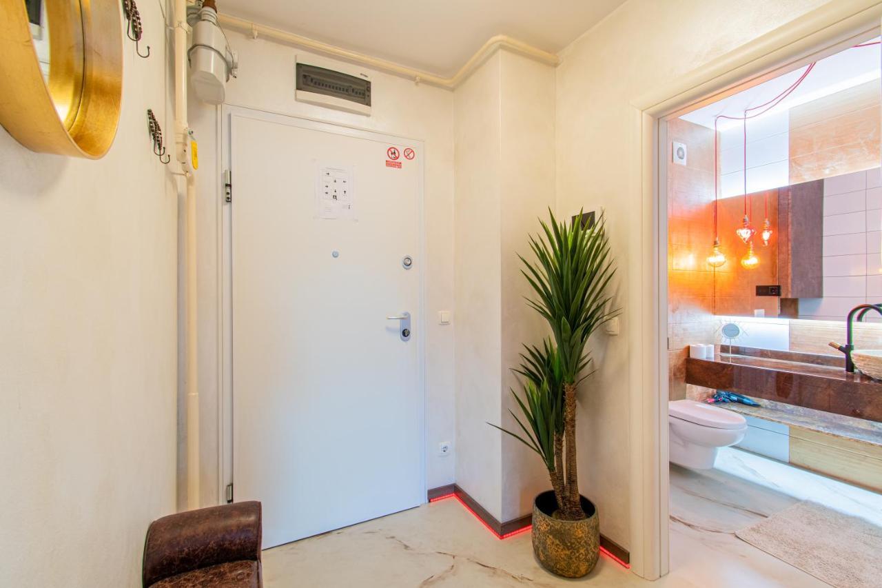Love Nest: Luxurious Red Room with Jacuzzi & EV Charger Zagreb Exterior photo