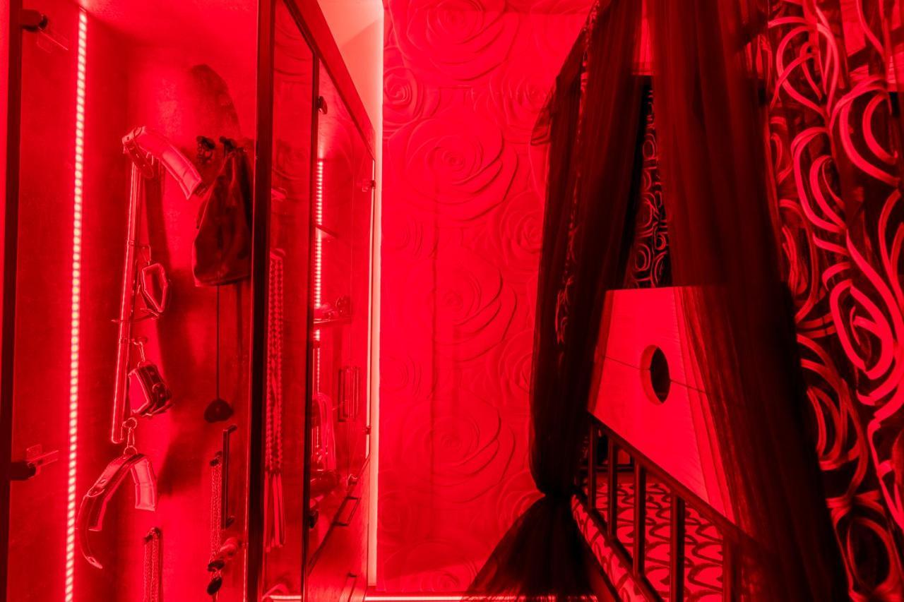 Love Nest: Luxurious Red Room with Jacuzzi & EV Charger Zagreb Exterior photo