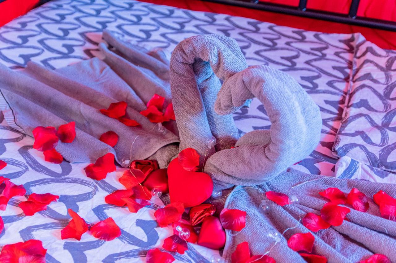 Love Nest: Luxurious Red Room with Jacuzzi & EV Charger Zagreb Exterior photo