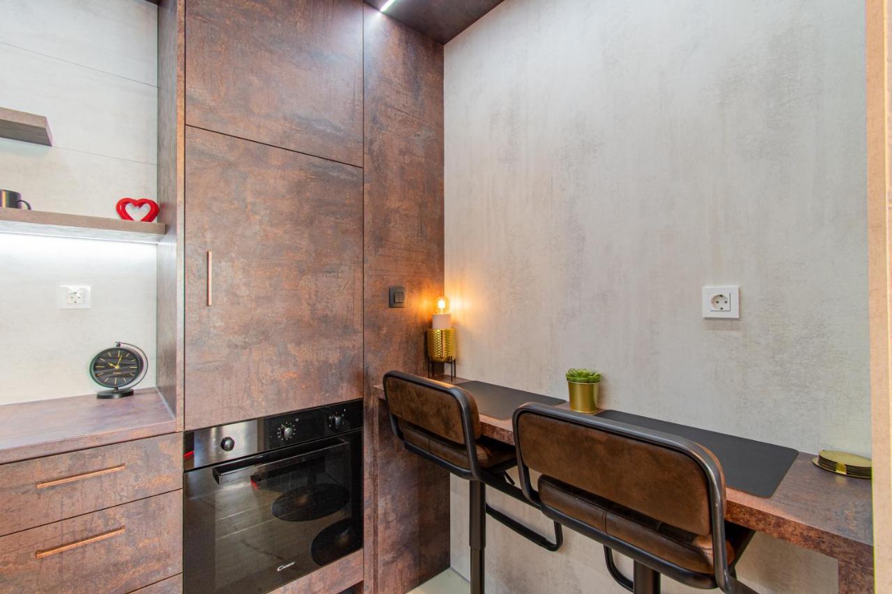 Love Nest: Luxurious Red Room with Jacuzzi & EV Charger Zagreb Exterior photo