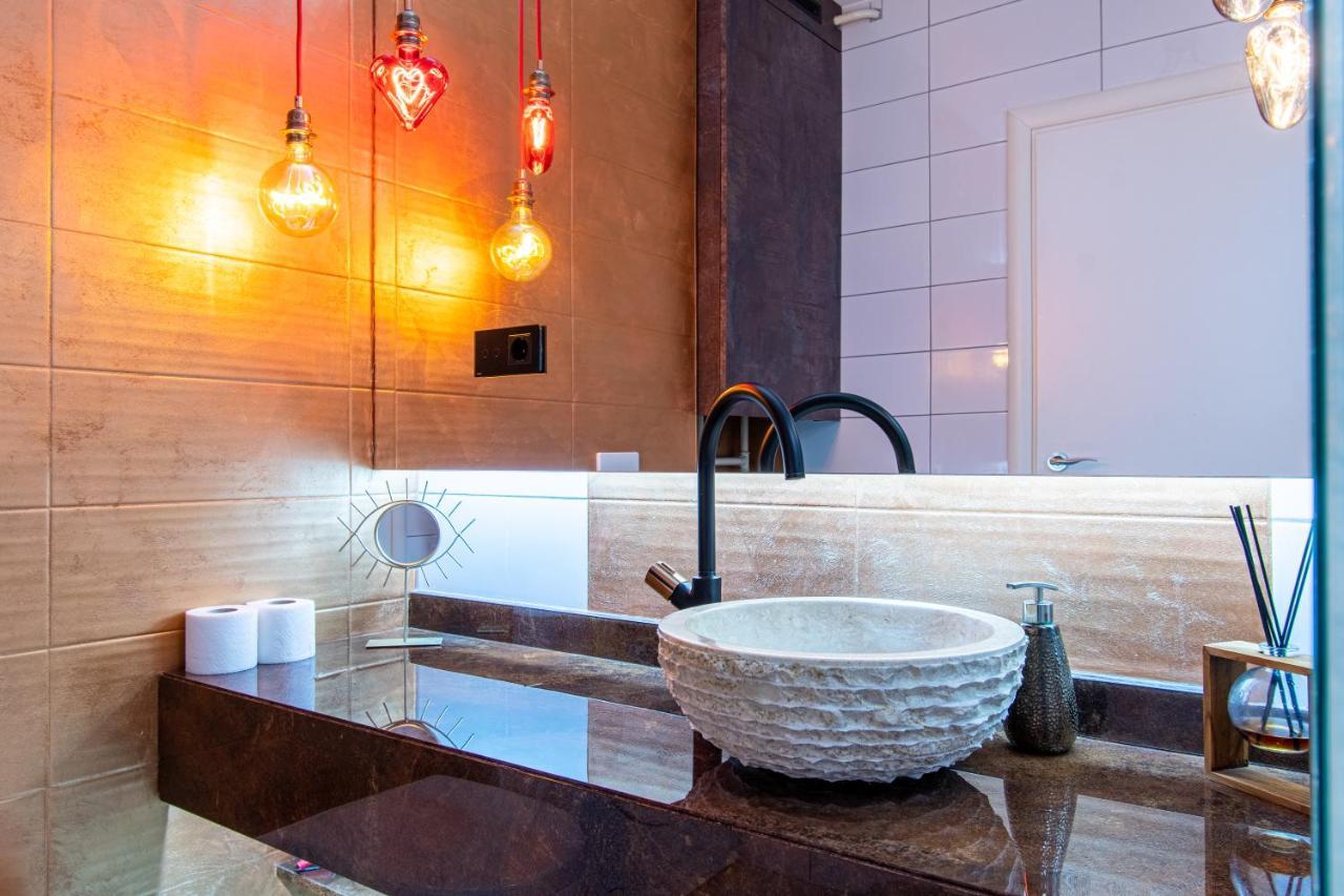 Love Nest: Luxurious Red Room with Jacuzzi & EV Charger Zagreb Exterior photo
