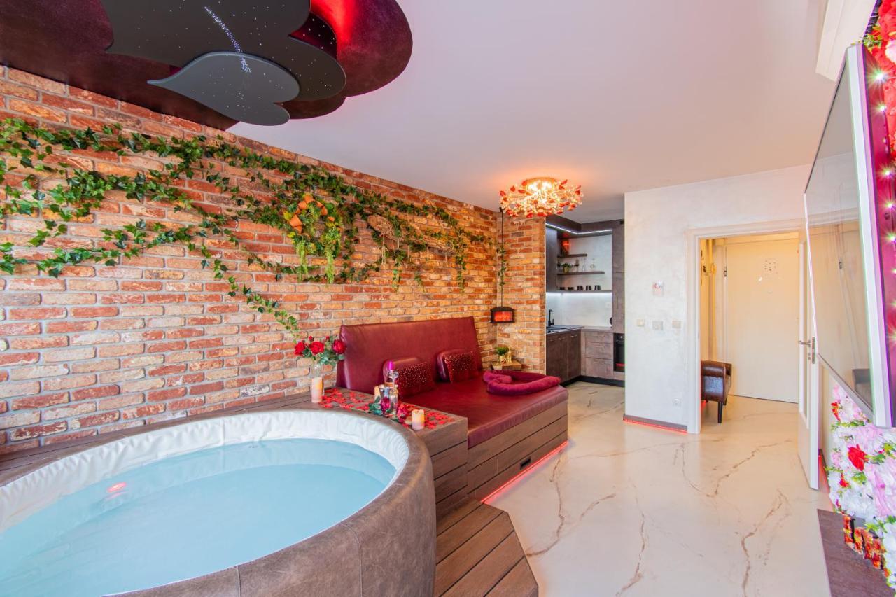 Love Nest: Luxurious Red Room with Jacuzzi & EV Charger Zagreb Exterior photo