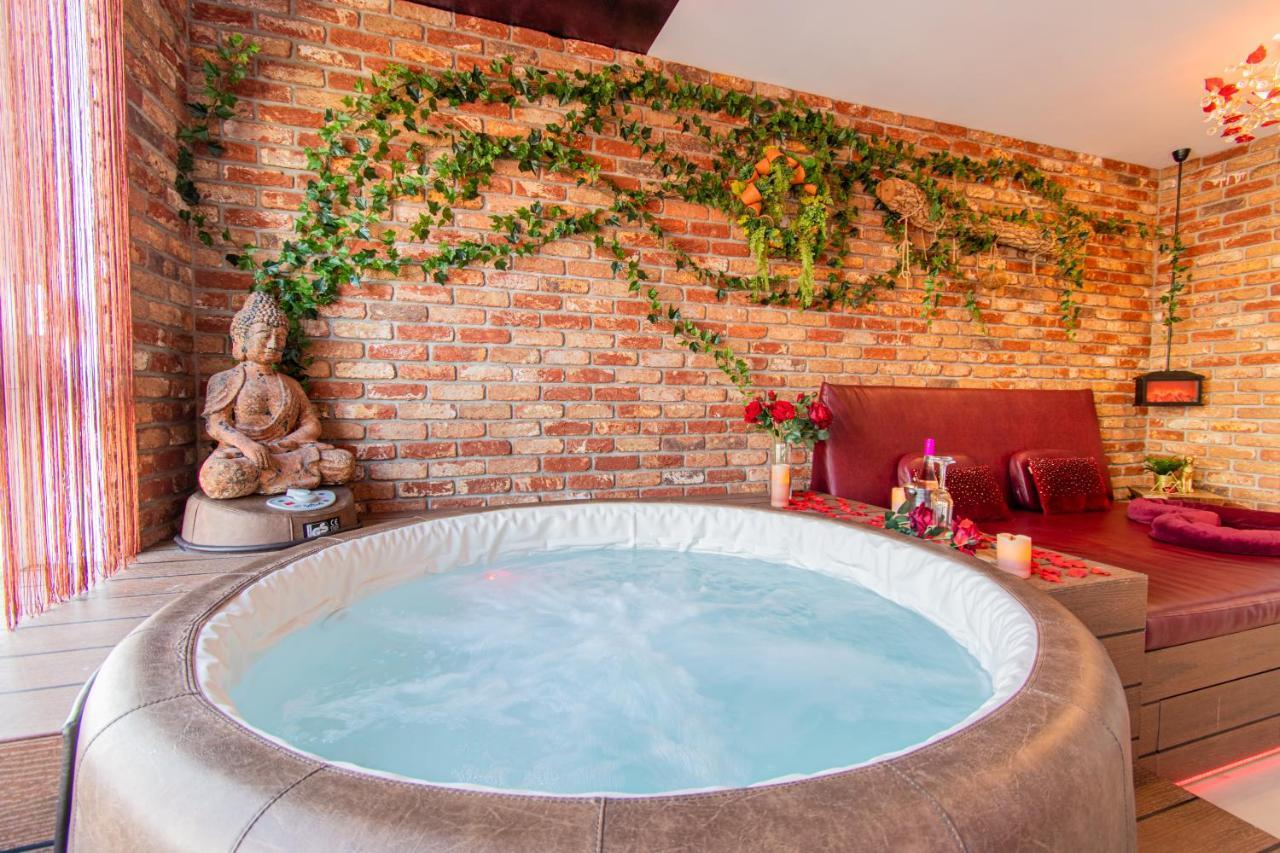Love Nest: Luxurious Red Room with Jacuzzi & EV Charger Zagreb Exterior photo