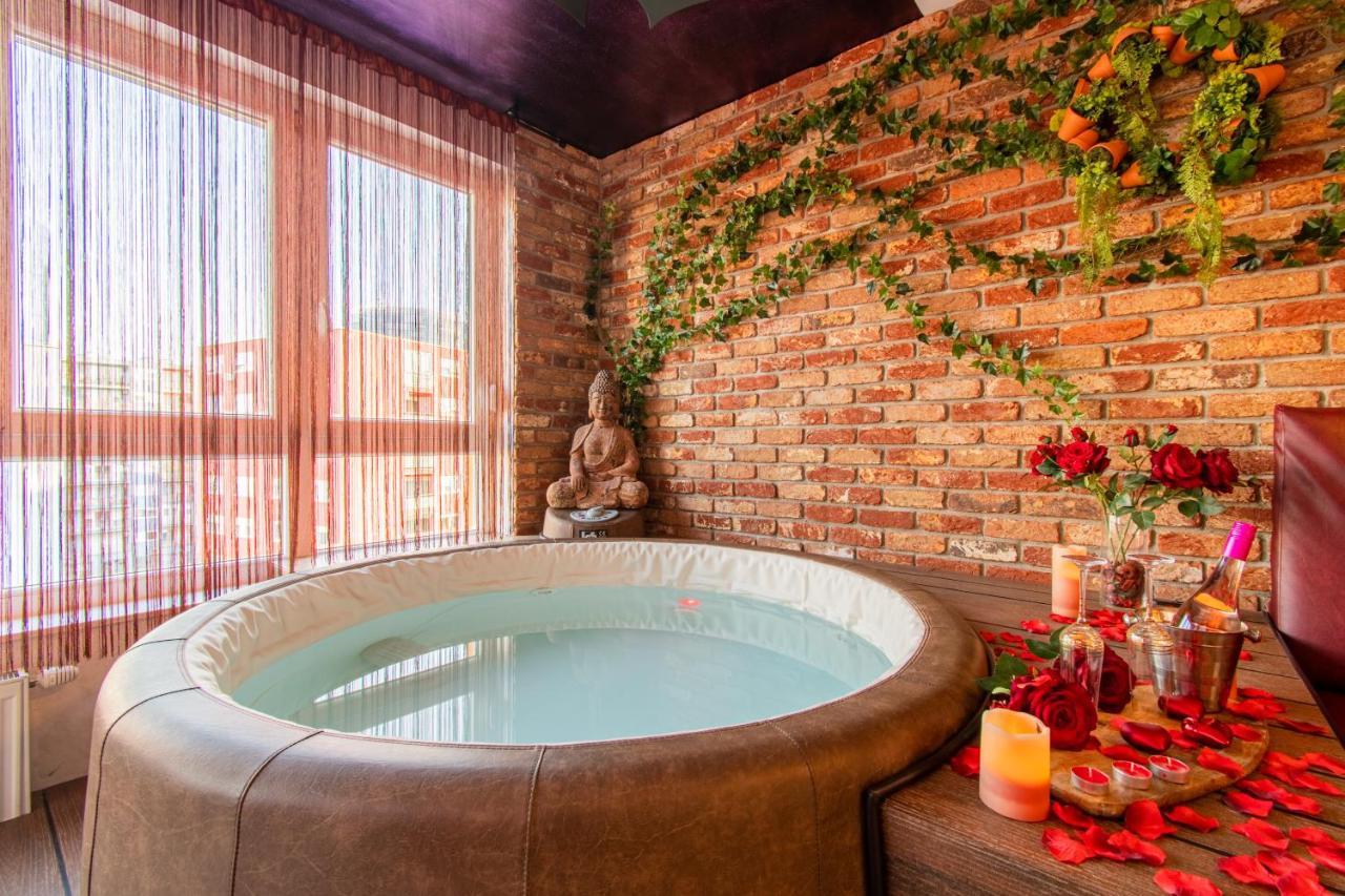 Love Nest: Luxurious Red Room with Jacuzzi & EV Charger Zagreb Exterior photo