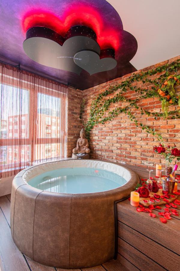Love Nest: Luxurious Red Room with Jacuzzi & EV Charger Zagreb Exterior photo