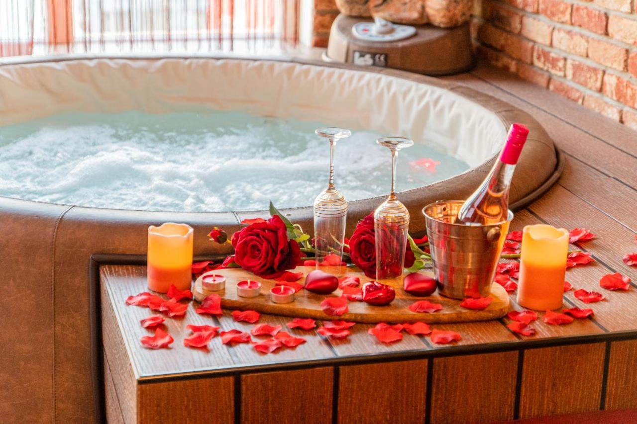 Love Nest: Luxurious Red Room with Jacuzzi & EV Charger Zagreb Exterior photo