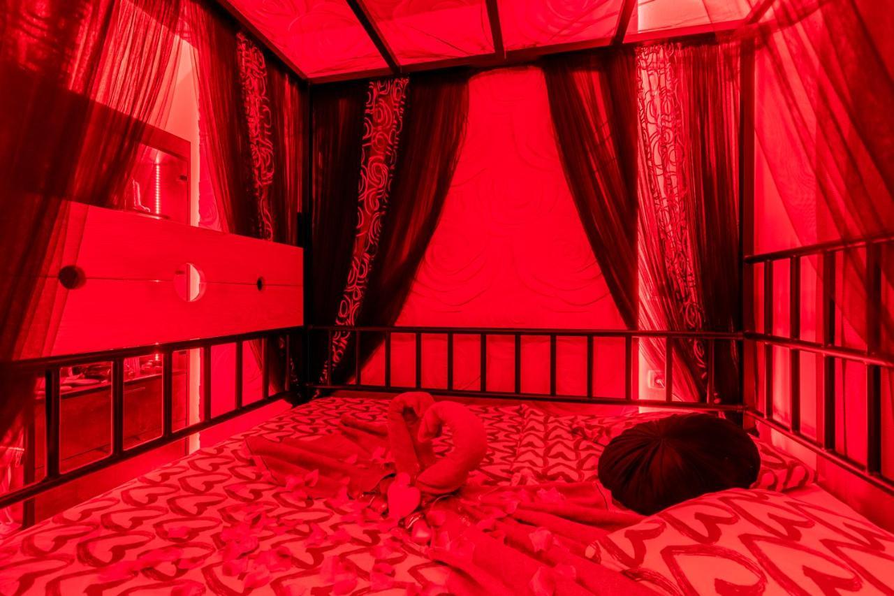 Love Nest: Luxurious Red Room with Jacuzzi & EV Charger Zagreb Exterior photo