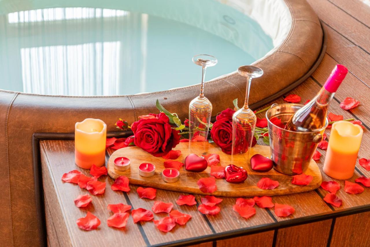 Love Nest: Luxurious Red Room with Jacuzzi & EV Charger Zagreb Exterior photo