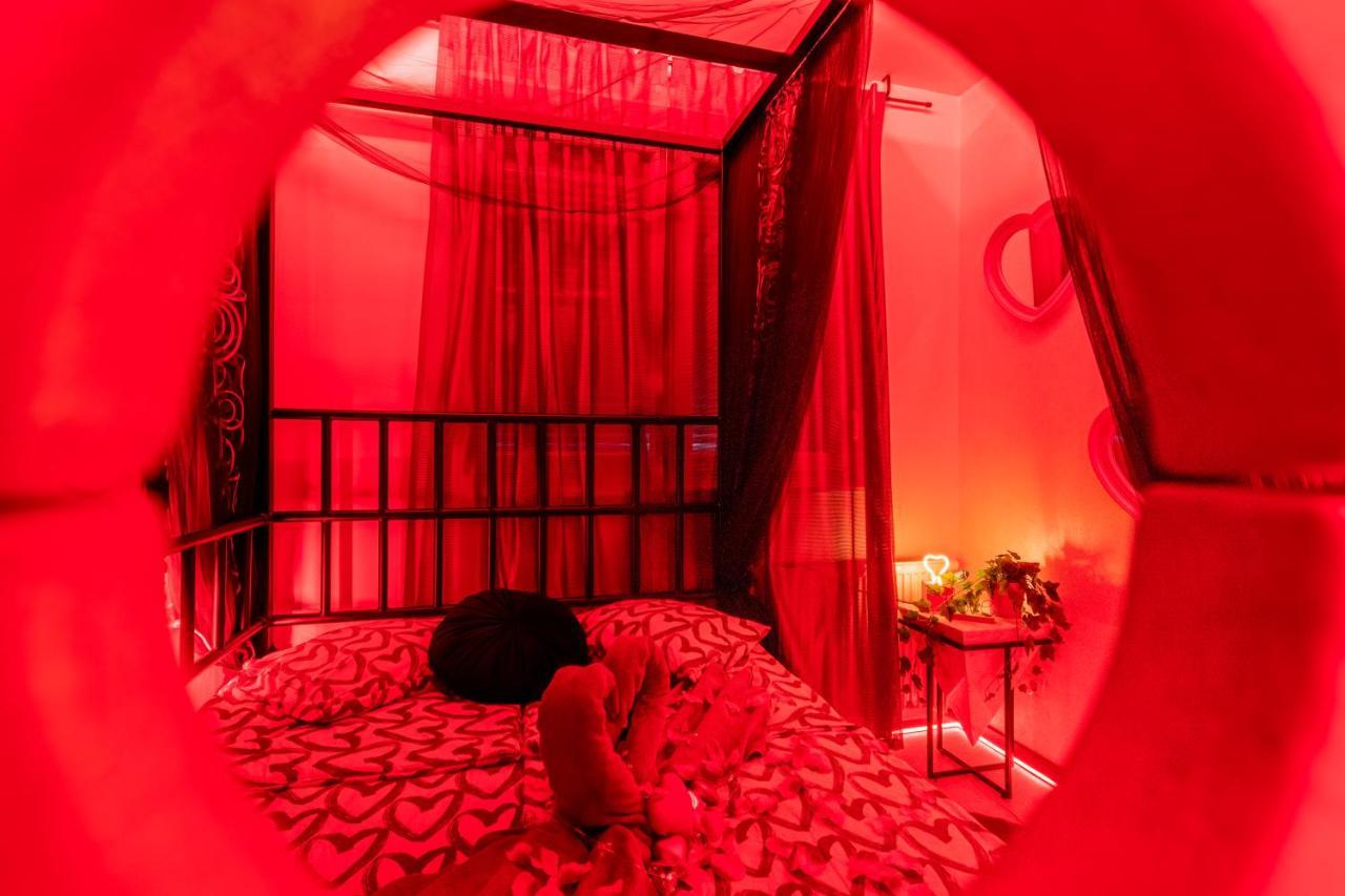 Love Nest: Luxurious Red Room with Jacuzzi & EV Charger Zagreb Exterior photo