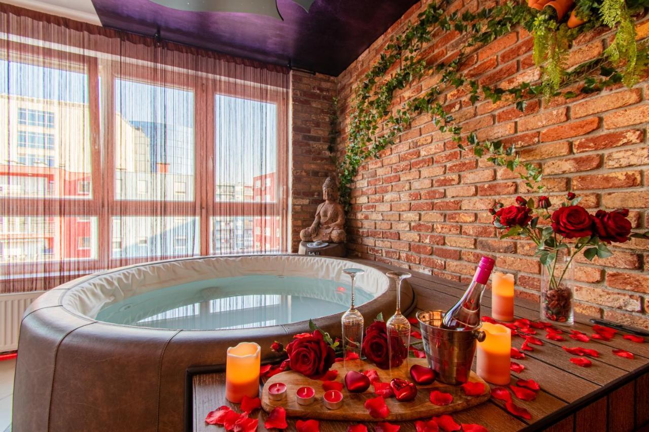 Love Nest: Luxurious Red Room with Jacuzzi & EV Charger Zagreb Exterior photo