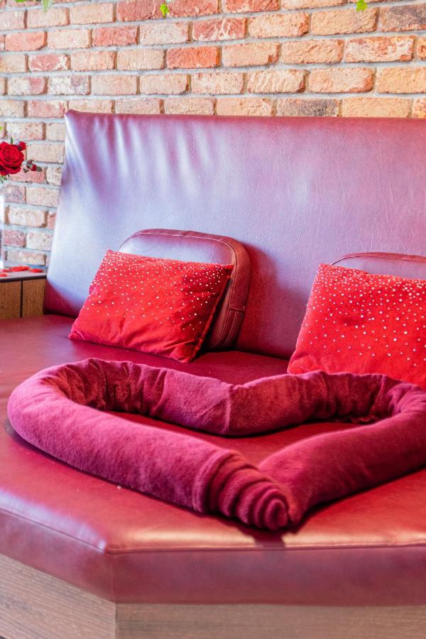 Love Nest: Luxurious Red Room with Jacuzzi & EV Charger Zagreb Exterior photo